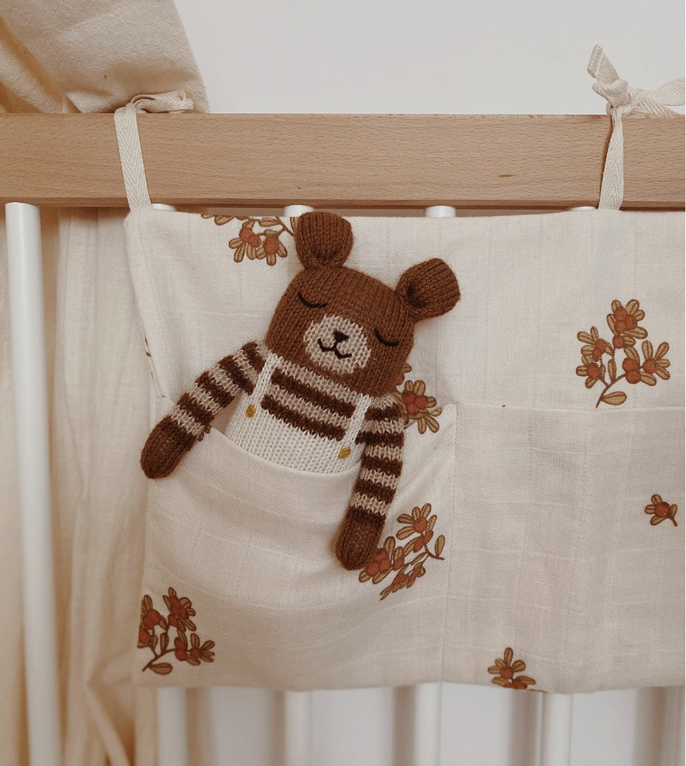 Gestrickter Kuschelbär/Teddy – Ecru-Overalls – Alpakawolle – Main Sauvage