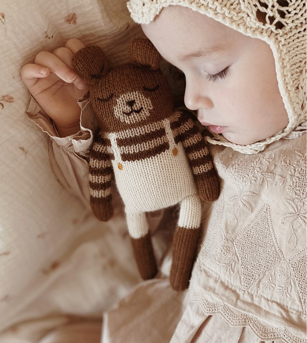 Gestrickter Kuschelbär/Teddy – Ecru-Overalls – Alpakawolle – Main Sauvage