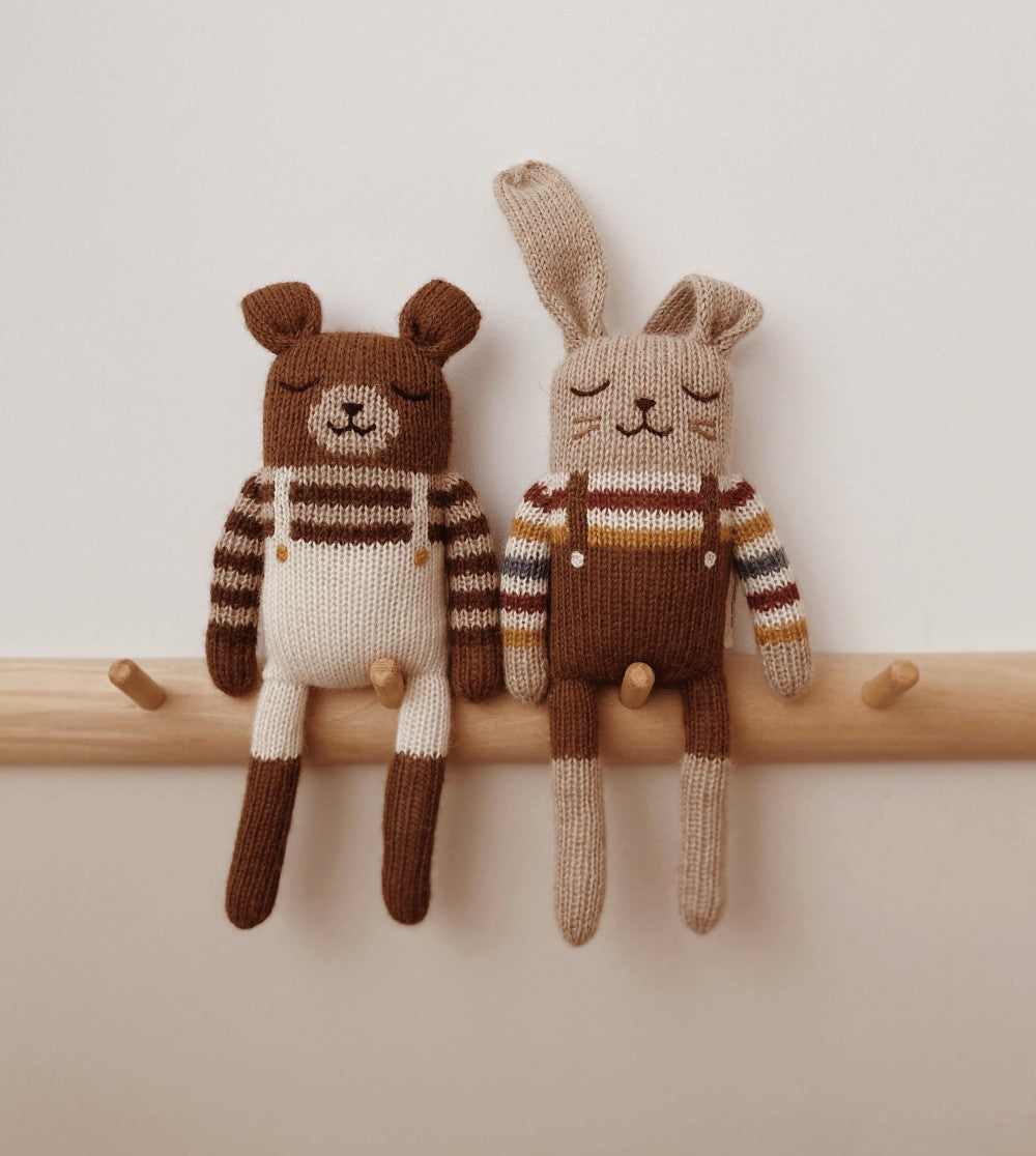 Gestrickter Kuschelbär/Teddy – Ecru-Overalls – Alpakawolle – Main Sauvage