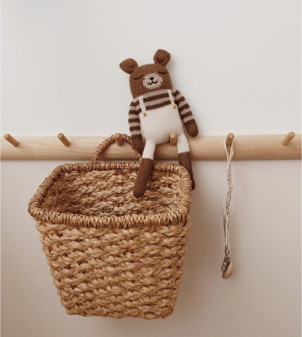 Gestrickter Kuschelbär/Teddy – Ecru-Overalls – Alpakawolle – Main Sauvage