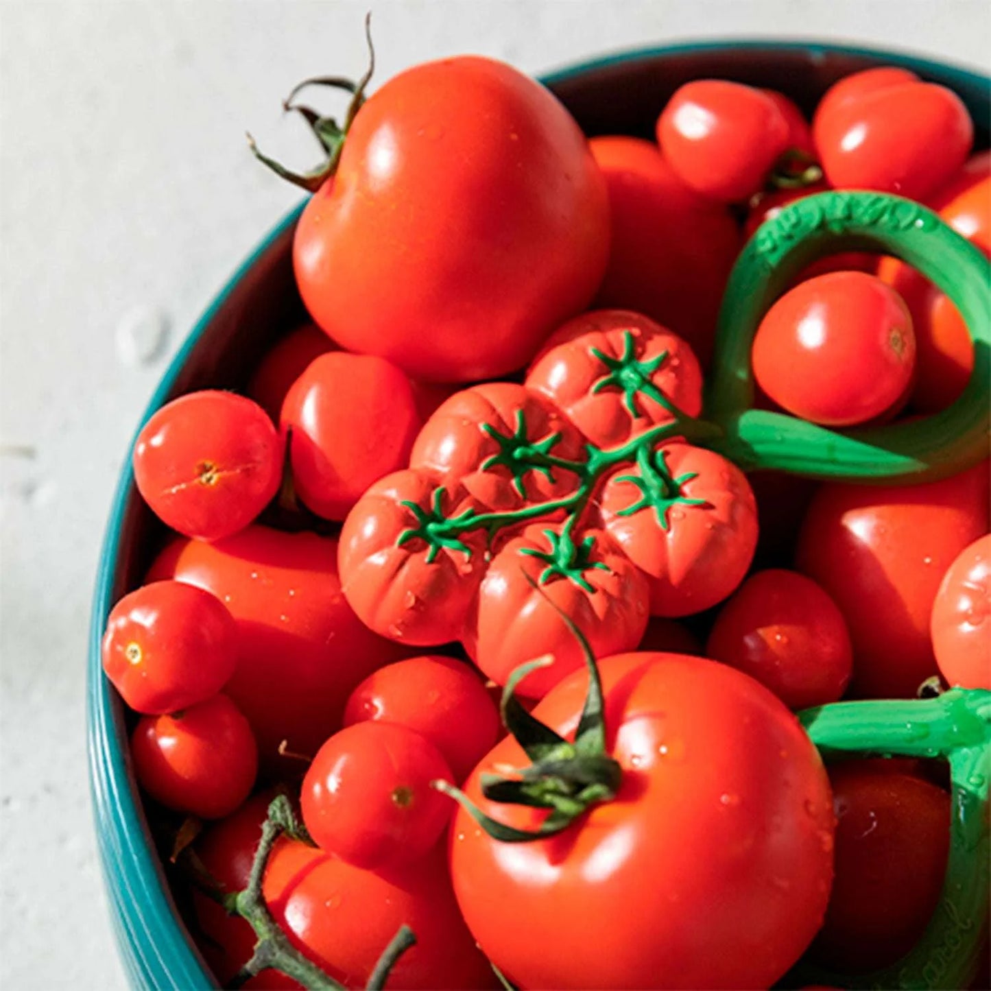 Tomaat rammelaar & bijtring - Natuurrubber - Tomato Rattle Toy - Oli&Carol