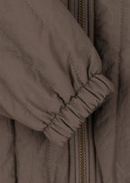 Thermojacke Juno Bomber – Walnut – Konges Sløjd: Detail des elastischen Ärmelbündchens der Bomberjacke.