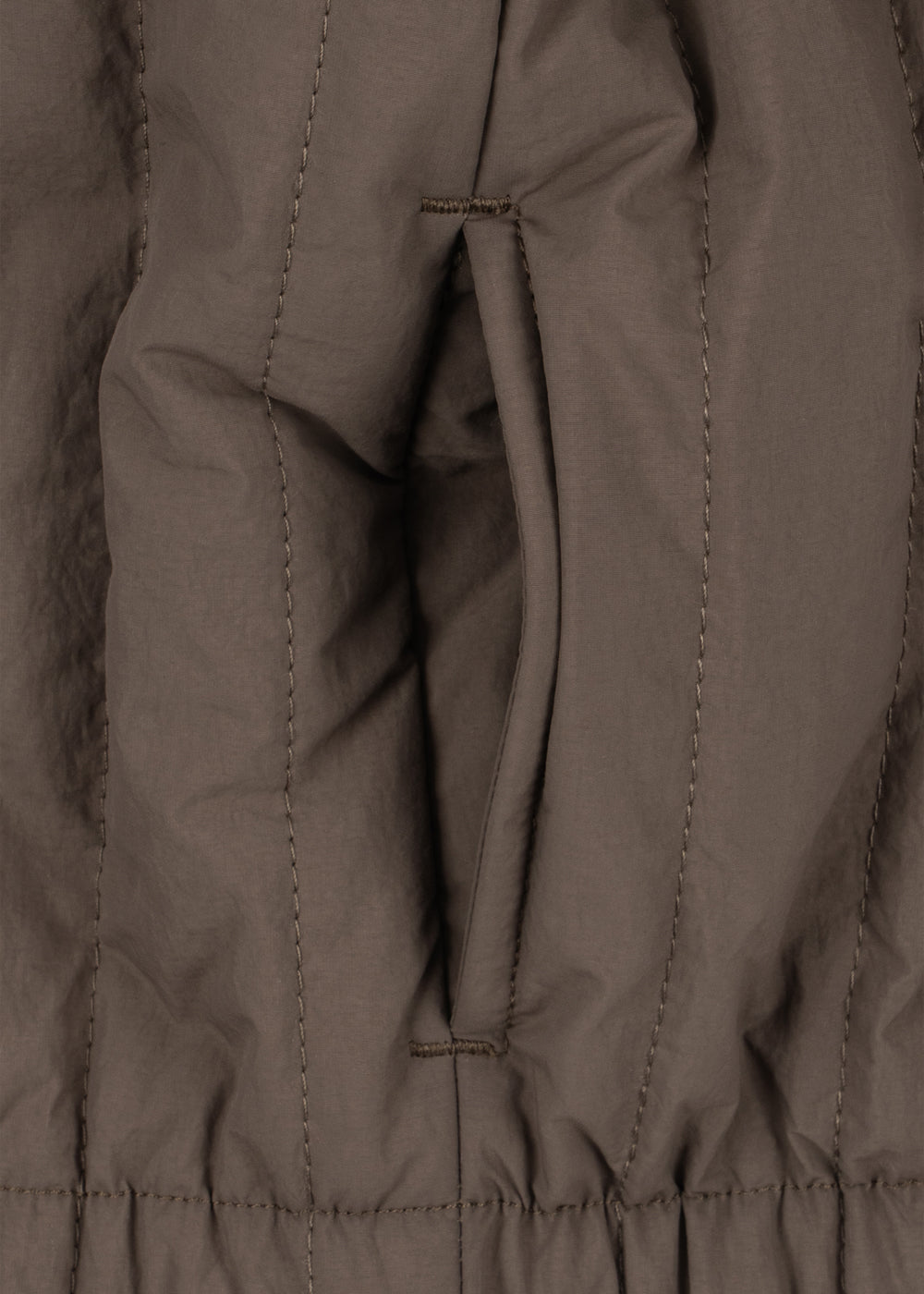 Thermojacke Juno Bomber – Walnut – Konges Sløjd: Detail der Innenseite und der Aufhängeschlaufe der Jacke.