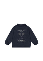 Sweat polo Spotty LS – Navy Blazer – Konges Sløjd : sweat polo bleu foncé avec raquettes de tennis sur la poitrine, vue de face.