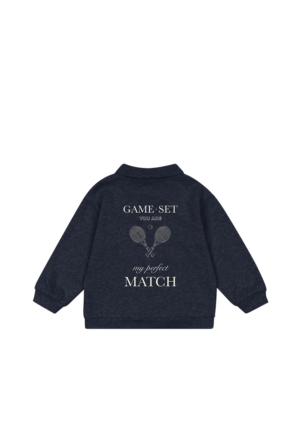 Sweat polo Spotty LS – Navy Blazer – Konges Sløjd : sweat polo bleu foncé avec raquettes de tennis sur la poitrine, vue de face.