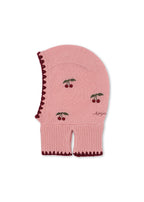 Wollen balaclava Collette – Pale Blush – Konges Sløjd: roze gebreide balaclava met kersen en donkere rand, van opzij.