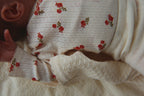 Minnie Newborn Body – Rosa Rouge – Body cache-cœur à imprimé fleuri – Coton biologique GOTS – Konges Sløjd