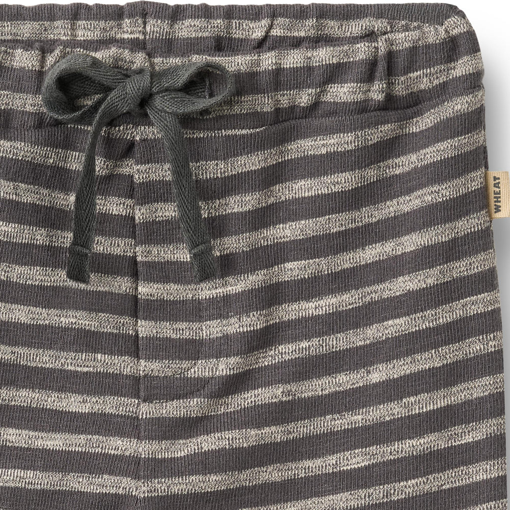 Jersey broekje Manfred - Dark Charcoal Stripe - Biologisch katoen close up