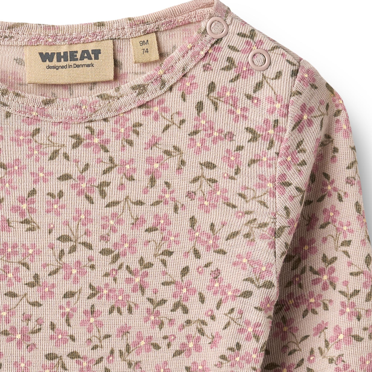 Wollen romper - Lucca -  Pale Lilac Flowers/Bloemenprint - 100% merino wol - Wheat close up
