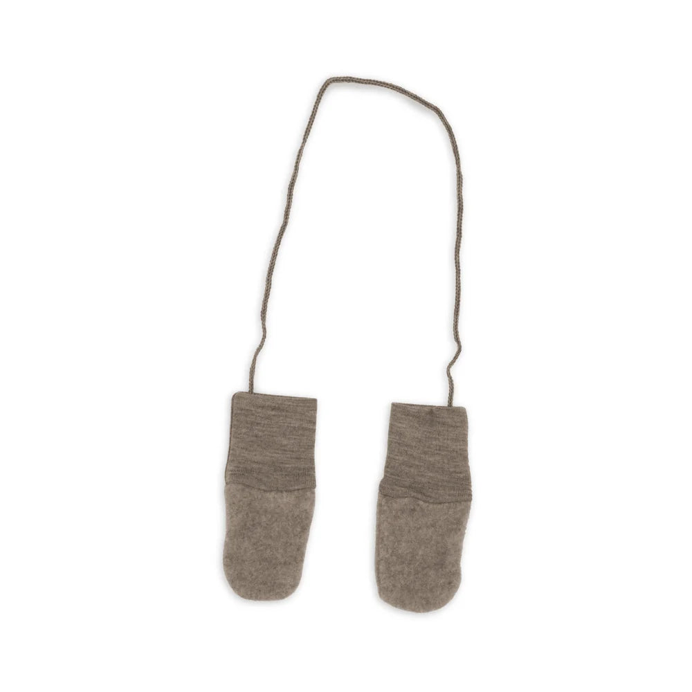 Mittens with cord – Wool fleece – Engel Natur: pair of taupe mittens connected by a cord.